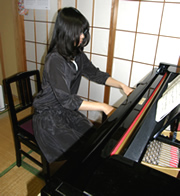 和室でグランドピアノ